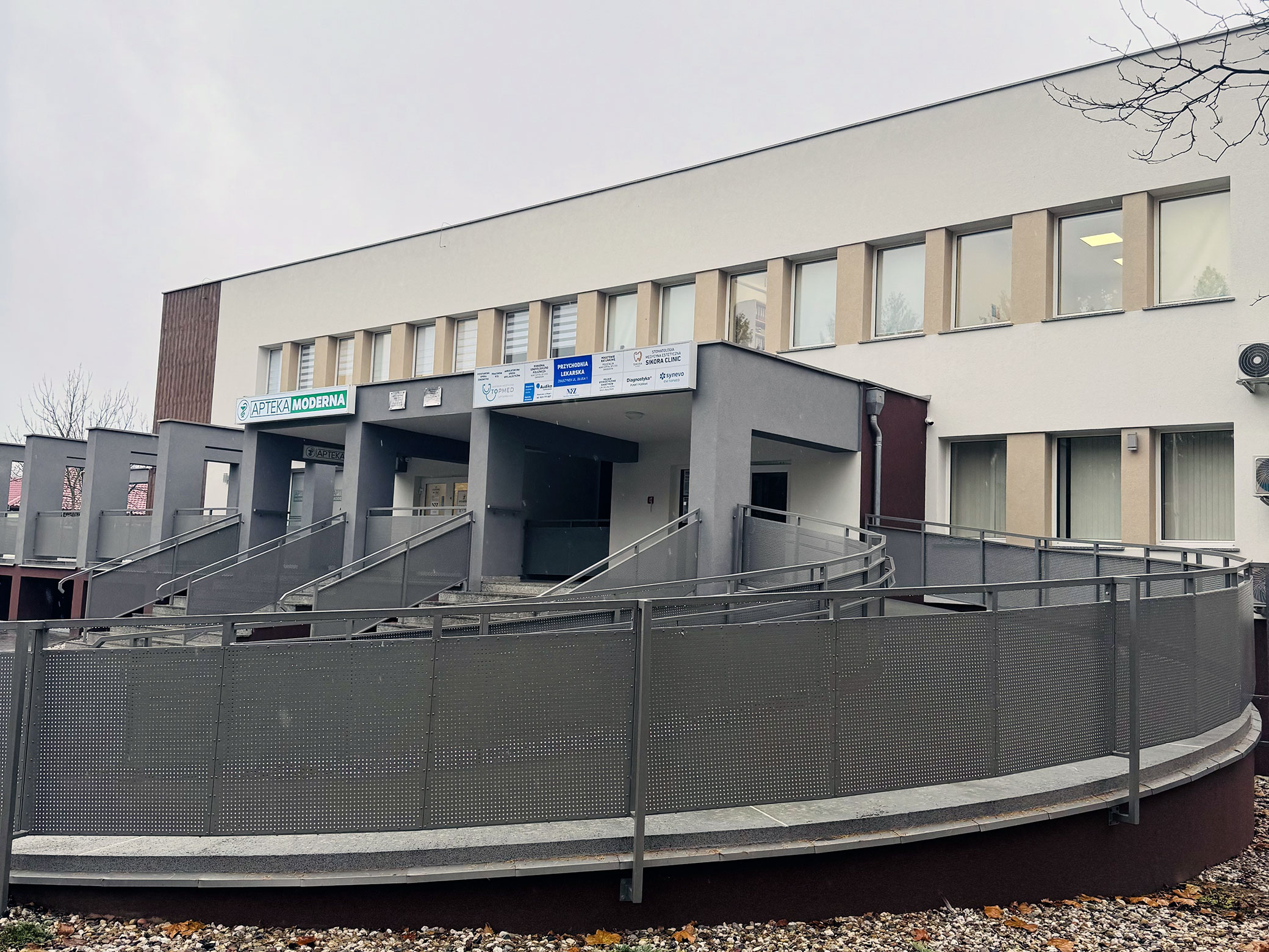podjazd dla wózków i wejście do przychodni